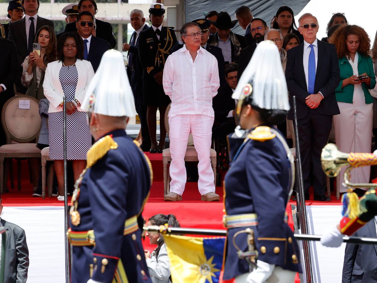 Una falta de respeto: Militares (r) rechazan demora de Petro para llegar a desfile militar