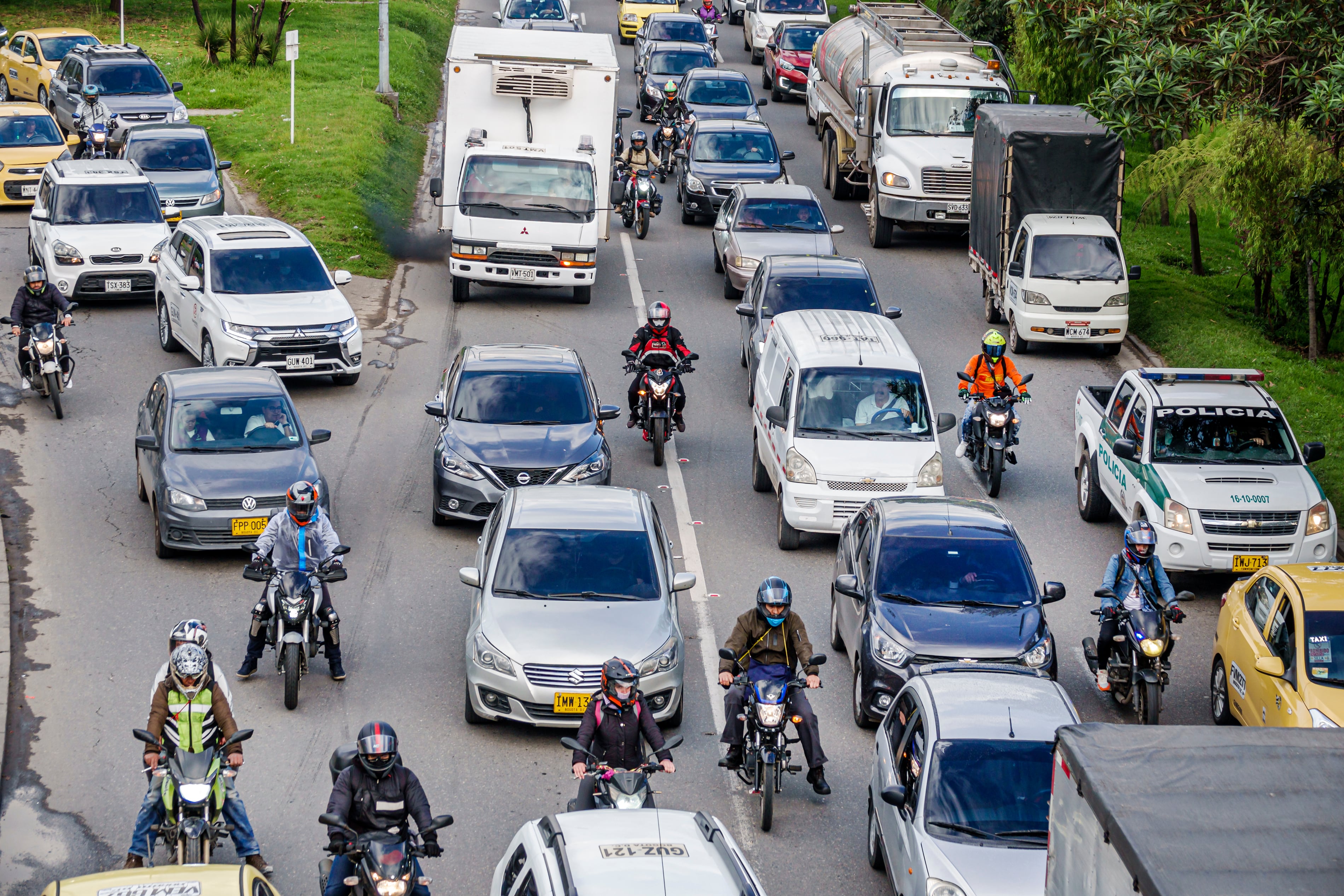 Carros y motos transitando por la Avenida El Dorado, Calle 26, en Bogotá, Colombia / Foto: GettyImages
