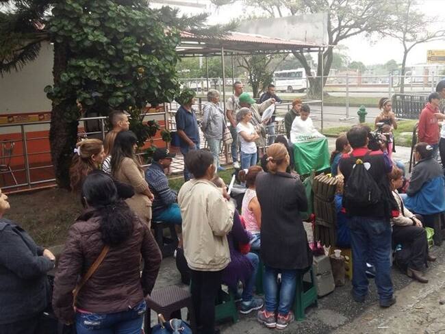 En Medellín los feligreses están haciendo fila para la misa campal desde el miércoles. Foto: Evelyn Ortiz (W Radio)