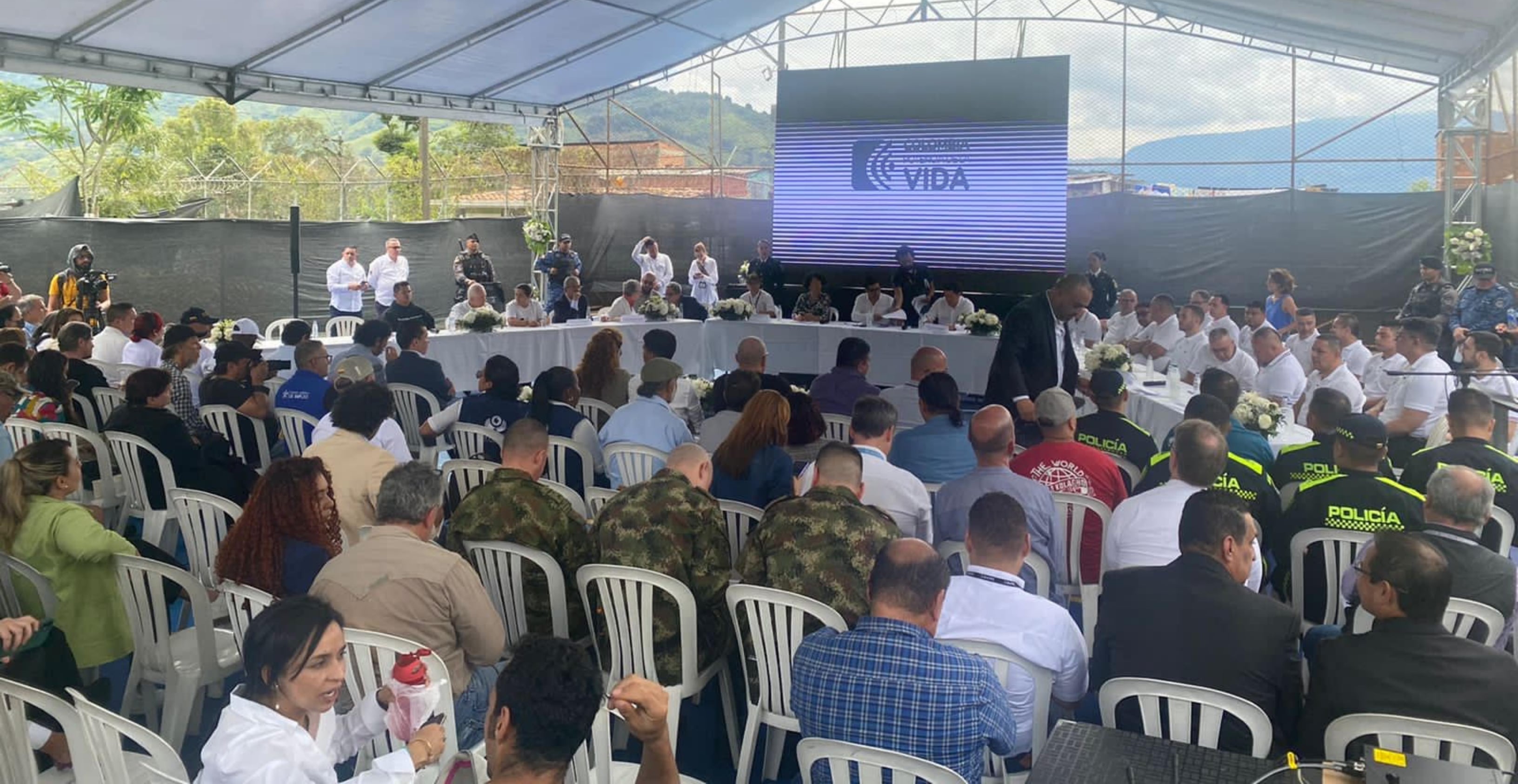 Diálogos entre el Gobierno Nacional y las bandas de Medellín. Foto: W Radio - Proporcionada por Ana María Londoño