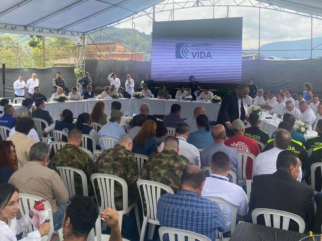 Diálogos entre el Gobierno Nacional y las bandas de Medellín. Foto: W Radio - Proporcionada por Ana María Londoño