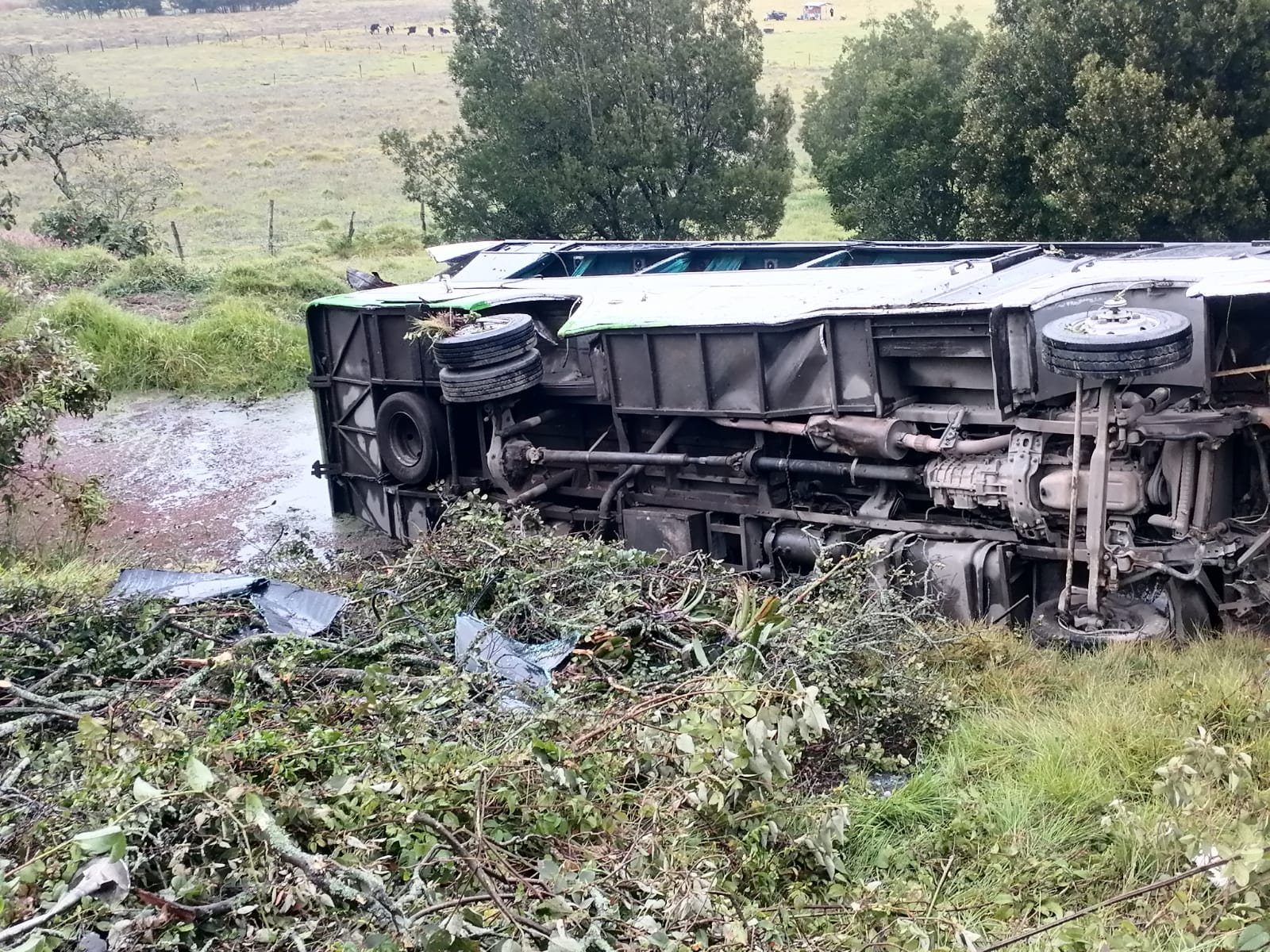 Un bus de la empresa American Tours se accidentó en la vía Chiquinquirá-Ubaté, a la altura de la vereda El Santuario / Foto: Suministrada.
