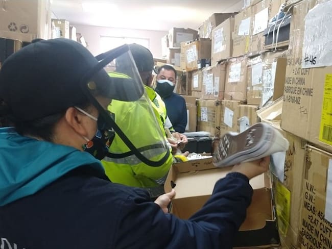 Según las autoridades, la acción tuvo lugar en un centro comercial del sector de Los Mártires en el que se hallaron 3.520 litros de licor adulterado. Foto: Cortesía DIAN