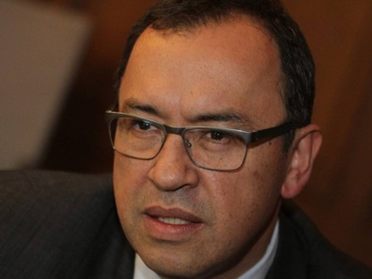 Habrá diálogo permanente con el expresidente Uribe: Prada