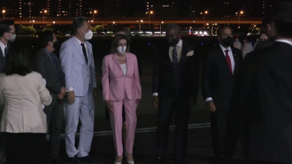La presidenta de la Cámara de Representantes de EE.UU., Nancy Pelosi, aterrizando en el aeropuerto de Songshan en Taipei, Taiwán, el 2 de agosto de 2022. (Foto del Ministerio de Relaciones Exteriores de Taiwán / Folleto / Agencia Anadolu a través de Getty Images)