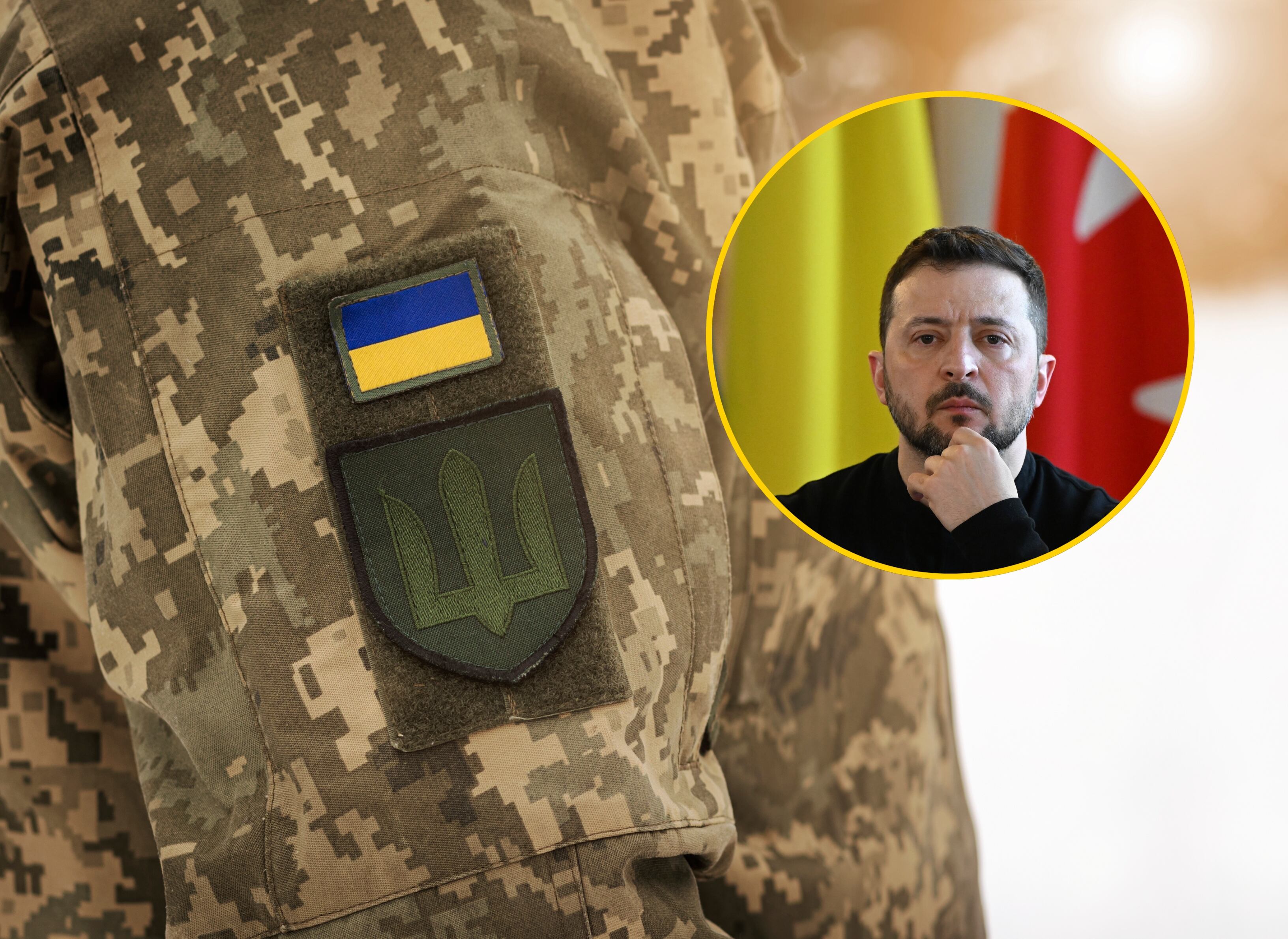 Símbolo de la bandera ucraniana en el uniforme de camuflaje de soldado. FOTO: Getty Images
