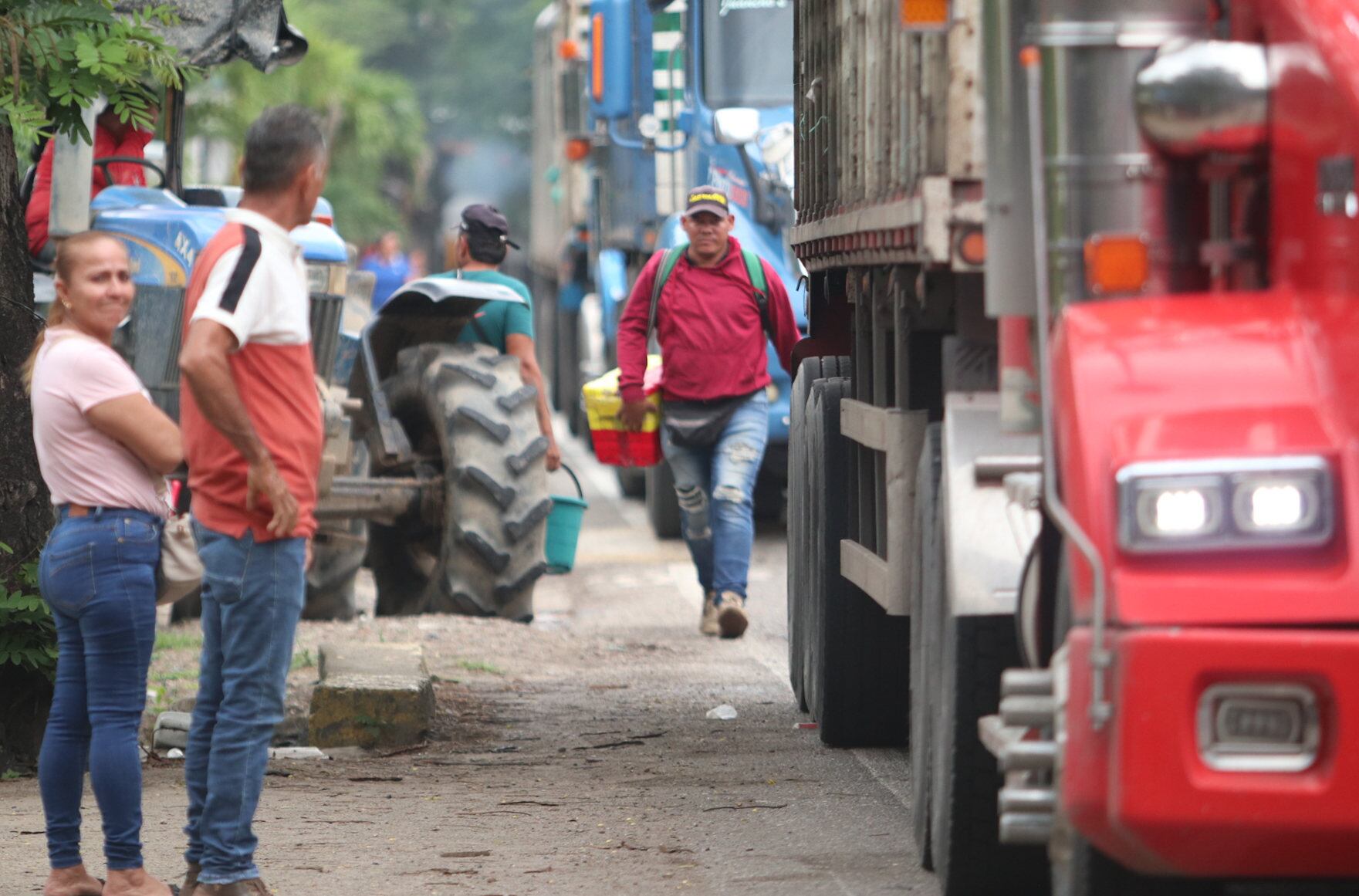 Vehículos en una vía bloqueada por productores de arroz. EFE/ Mario Caicedo