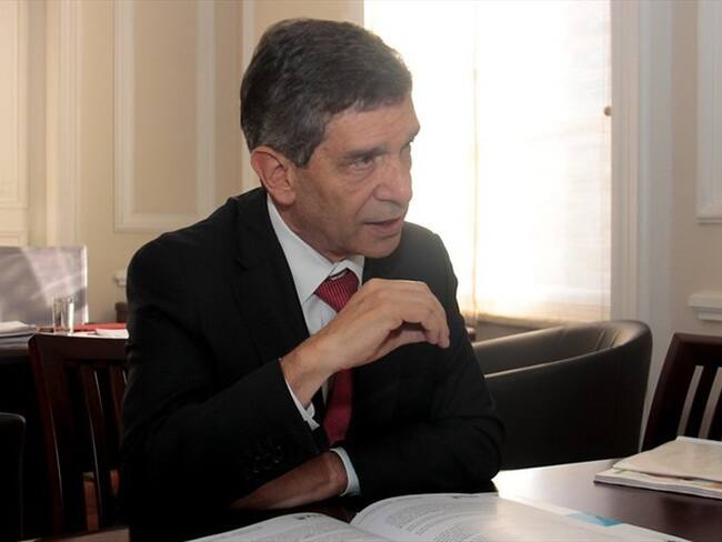 Rafael Pardo afirmó que la cifra que oficialmente reconoce el Gobierno colombiano sobre cultivos de coca es el estudio que realiza Naciones Unidas, que da cuenta de 96 mil hectáreas en el año 2016. Foto: Colprensa - Diego Pineda