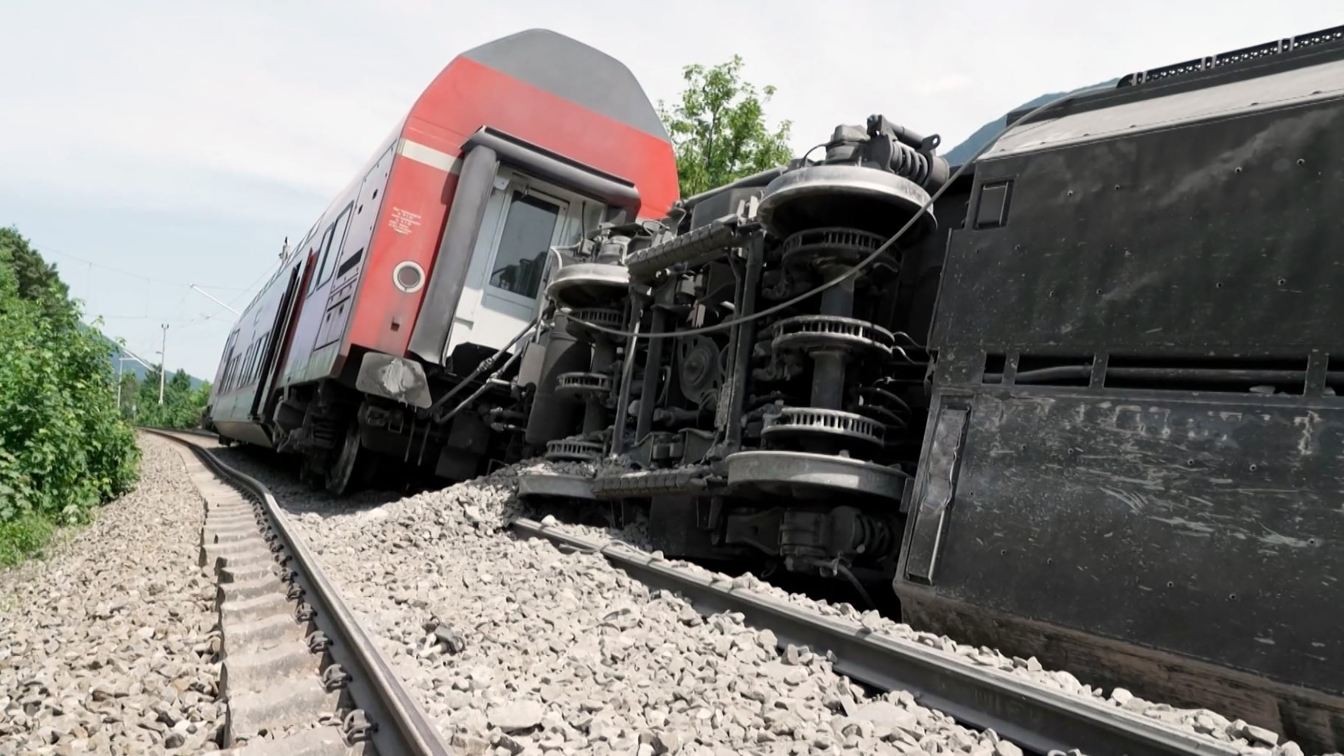 This video grab taken from footage of Network Pictures on June 3, 2022 shows a derailed train near Burgrain near Garmisch-Partenkirchen, southern Germany. - At least three people were killed and several others injured as a train derailed near a Bavarian Alpine resort in southern Germany on June 3, police said. "In the serious train accident, as of 1:55 pm (1155 GMT), three people were fatally injured and an undetermined number of other train passengers hurt," said police in a statement. (Photo by NETWORK PICTURES / AFP) / RESTRICTED TO EDITORIAL USE - MANDATORY CREDIT "AFP PHOTO / NETWORK PICTURES" - NO MARKETING - NO ADVERTISING CAMPAIGNS - DISTRIBUTED AS A SERVICE TO CLIENTS