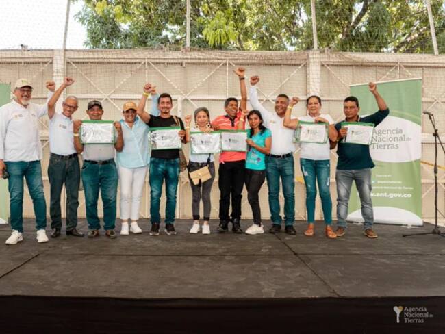 Entrega de titulación a las familias beneficiadas/ Agencia Nacional de Tierras