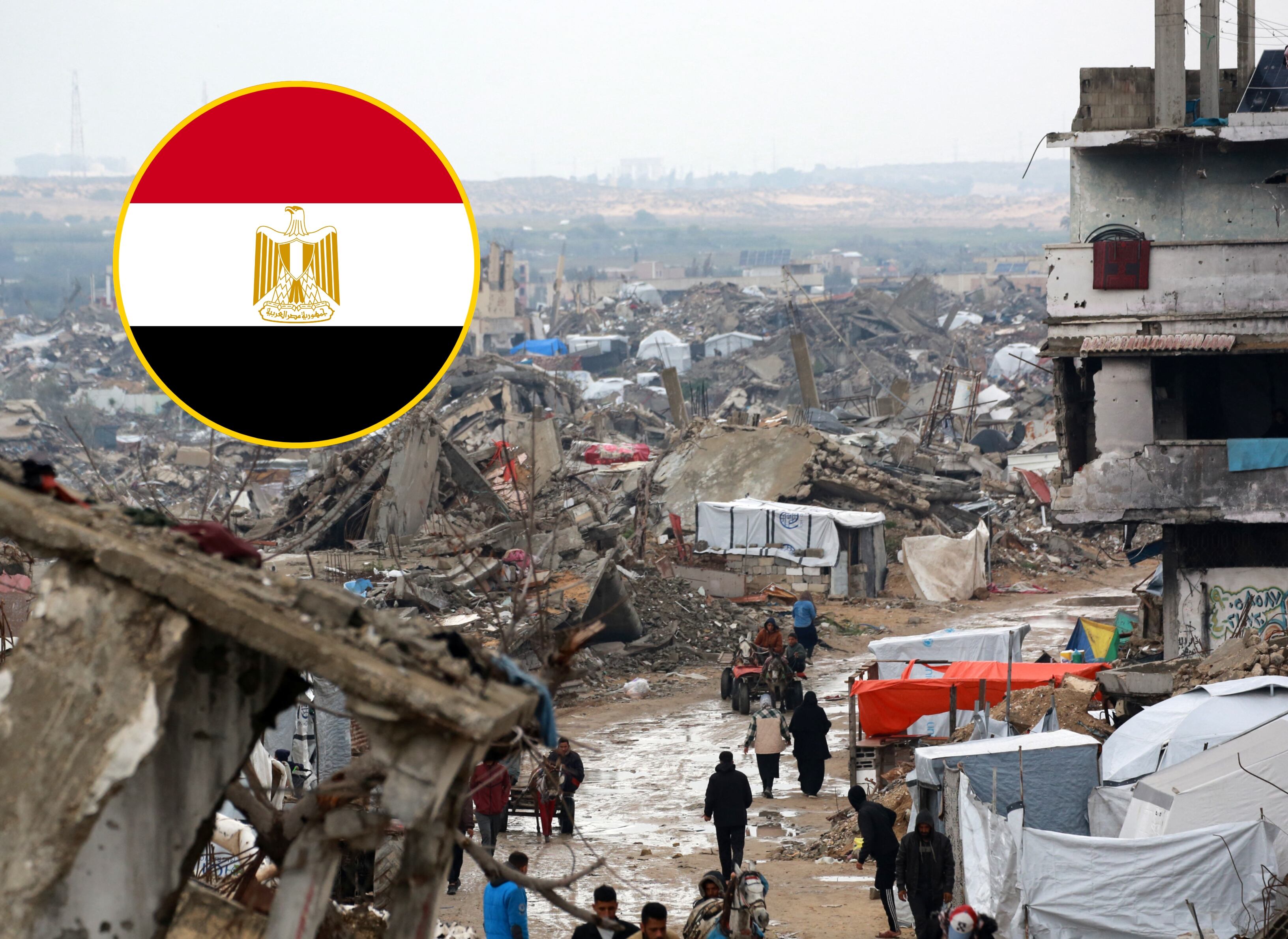 Palestinos se desplazan de la Franja de Gaza. FOTO: BASHAR TALEB/AFP via Getty Images)