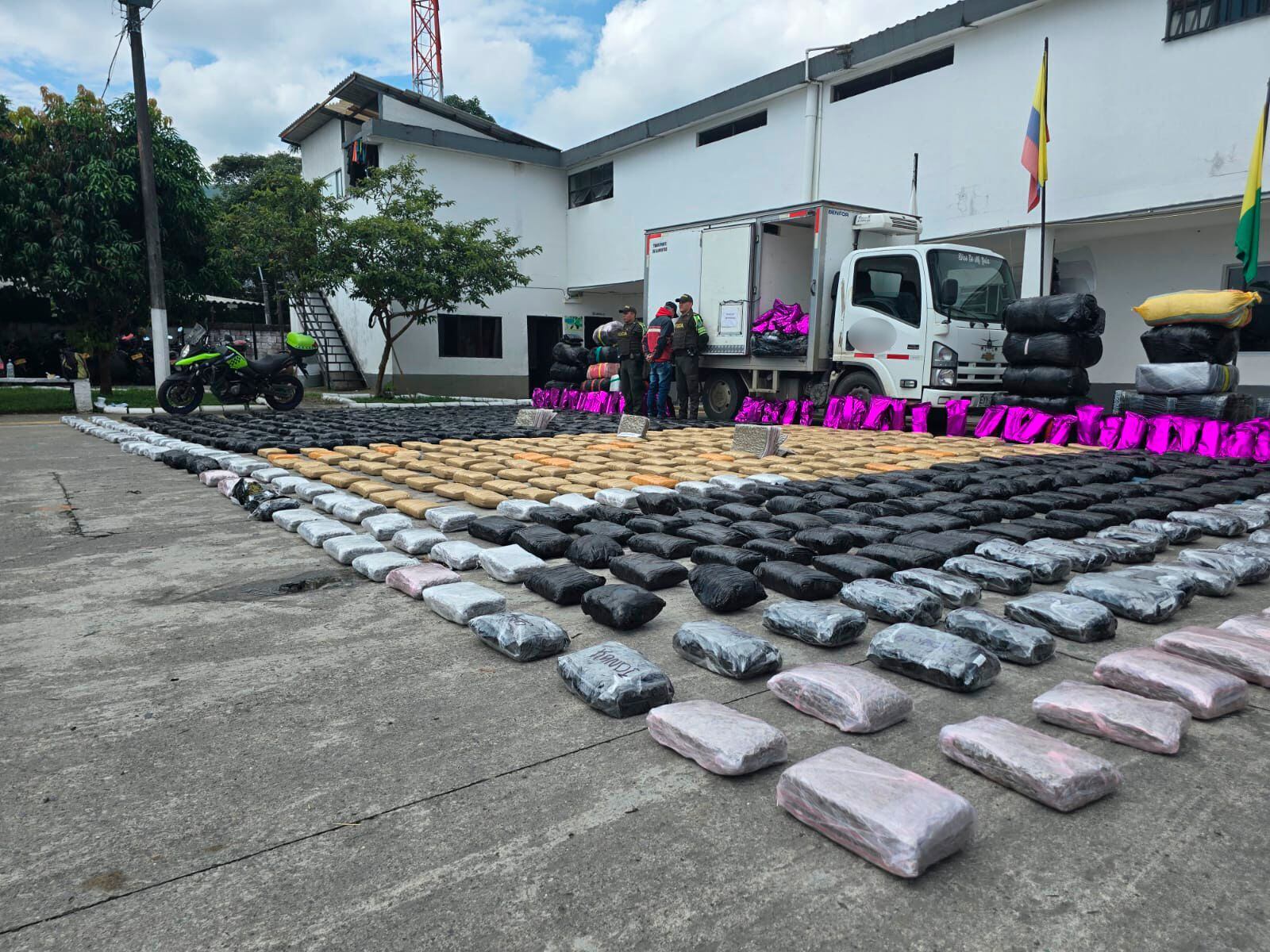 En abril pasado, las autoridades incautaron 700 kilos de marihuana entre Caldas y Antioquia. Foto: Policía Caldas.