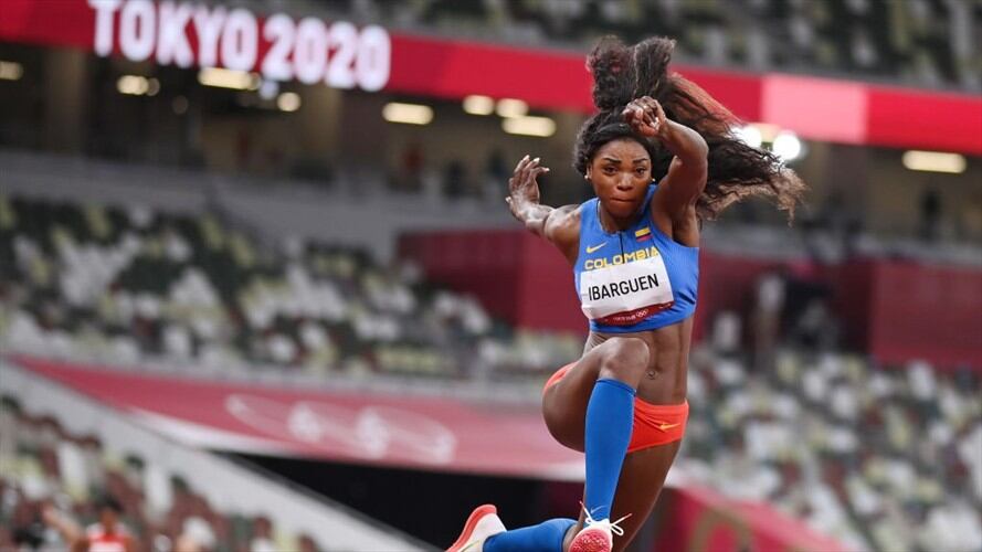 La colombiana tuvo un registro de 14.37 metros en su tercer intento de las preliminares en el Estadio Olímpico de Tokio.. Foto: Matthias Hangst/Getty Images