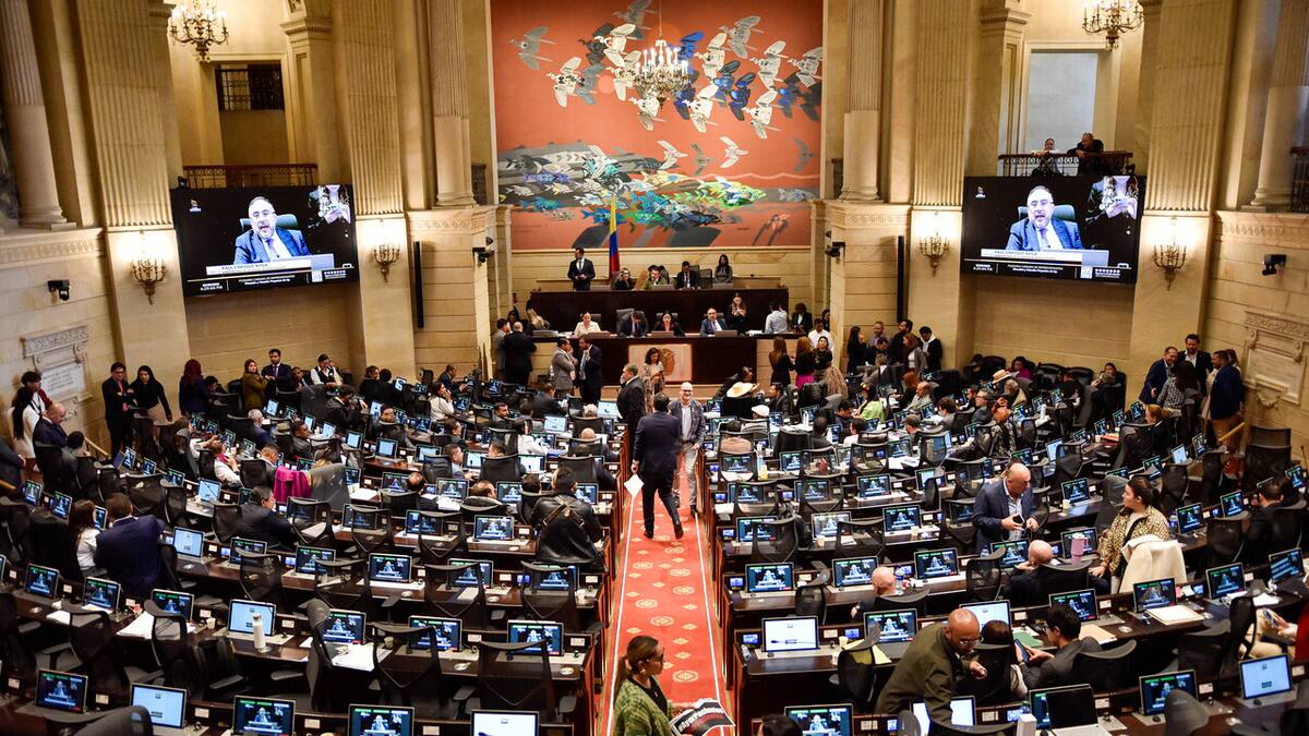 Exministros alertan sobre riesgos en la reforma a la salud tras su aprobación en la Cámara