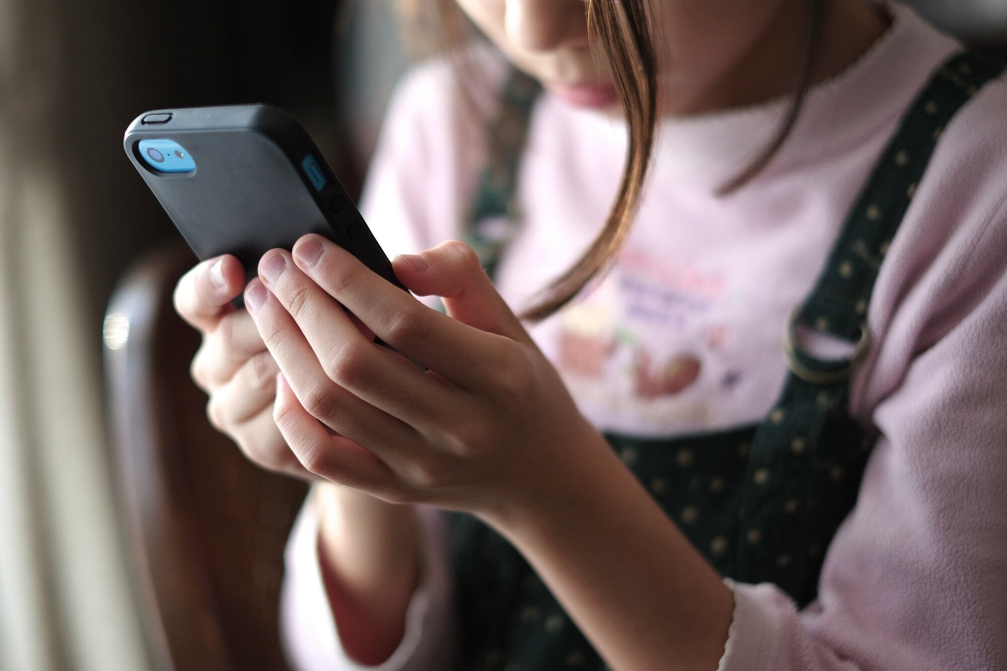Redes sociales no pueden incitar a menores de edad a hacer parte de estructuras armadas. Imagen de referencia de niños en redes sociales. Foto: Getty Images