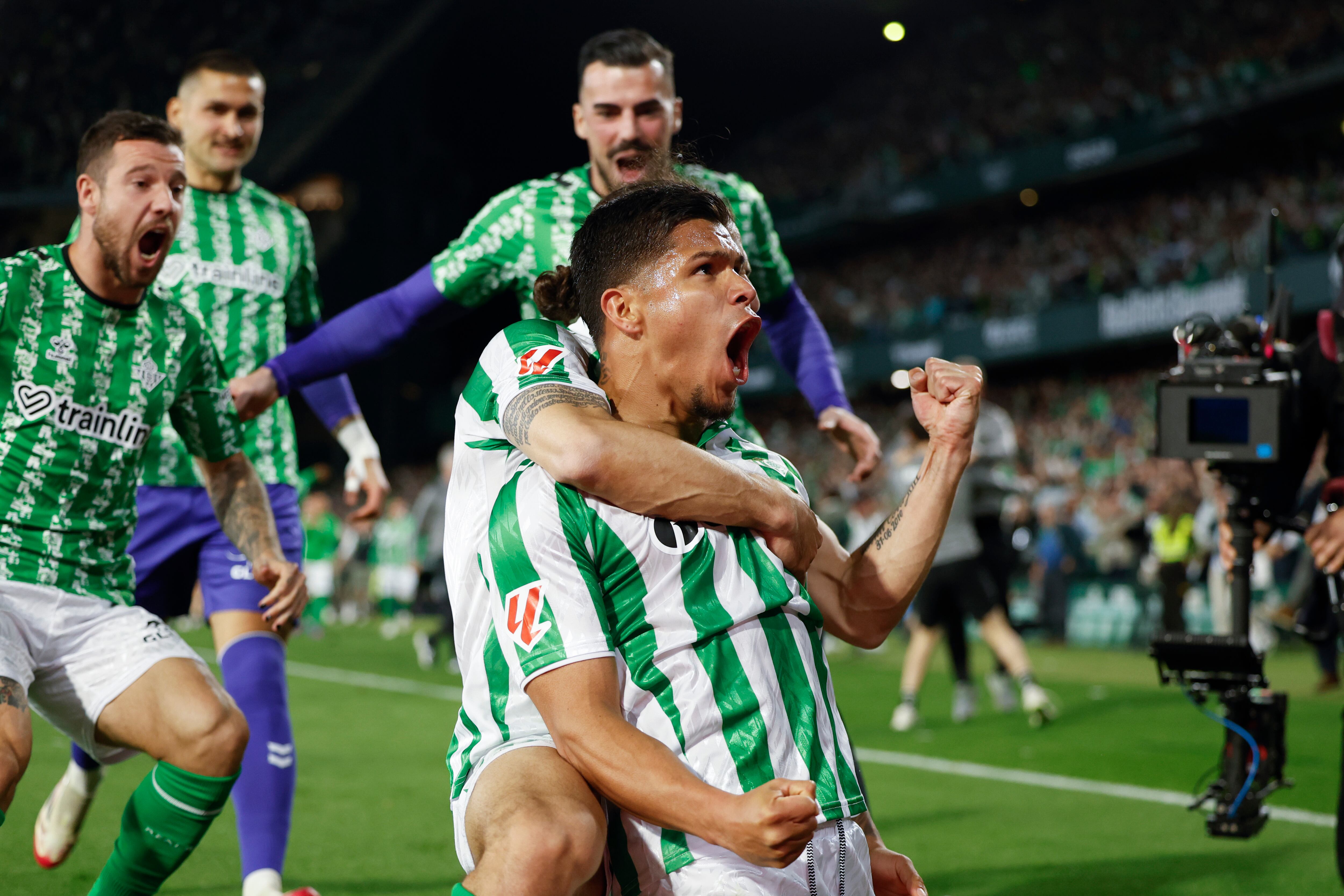 El delantero colombiano del Betis Cucho Hernández celebra su gol durante el partido de la jornada 29 de LaLiga entre el Real Betis y el Sevilla FC.Foto: EFE