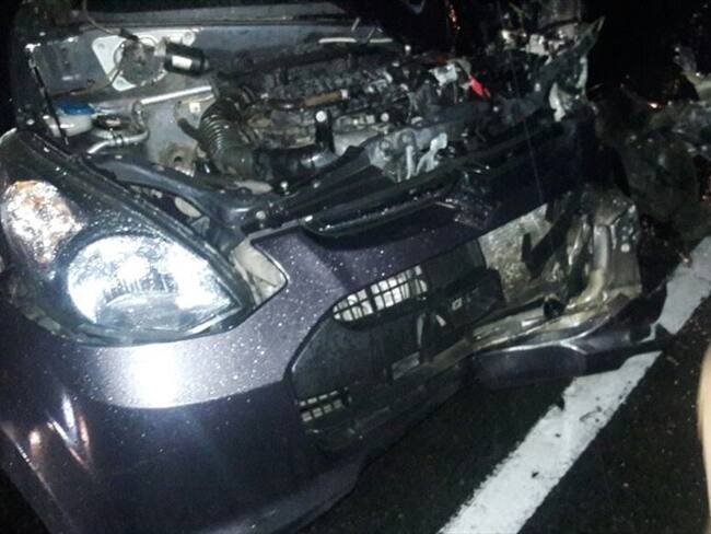 Un vehículo particular chocó violentamente contra uno de servicio público de pasajeros afiliado a la empresa Transtunía. Foto: Bomberos Piendamó