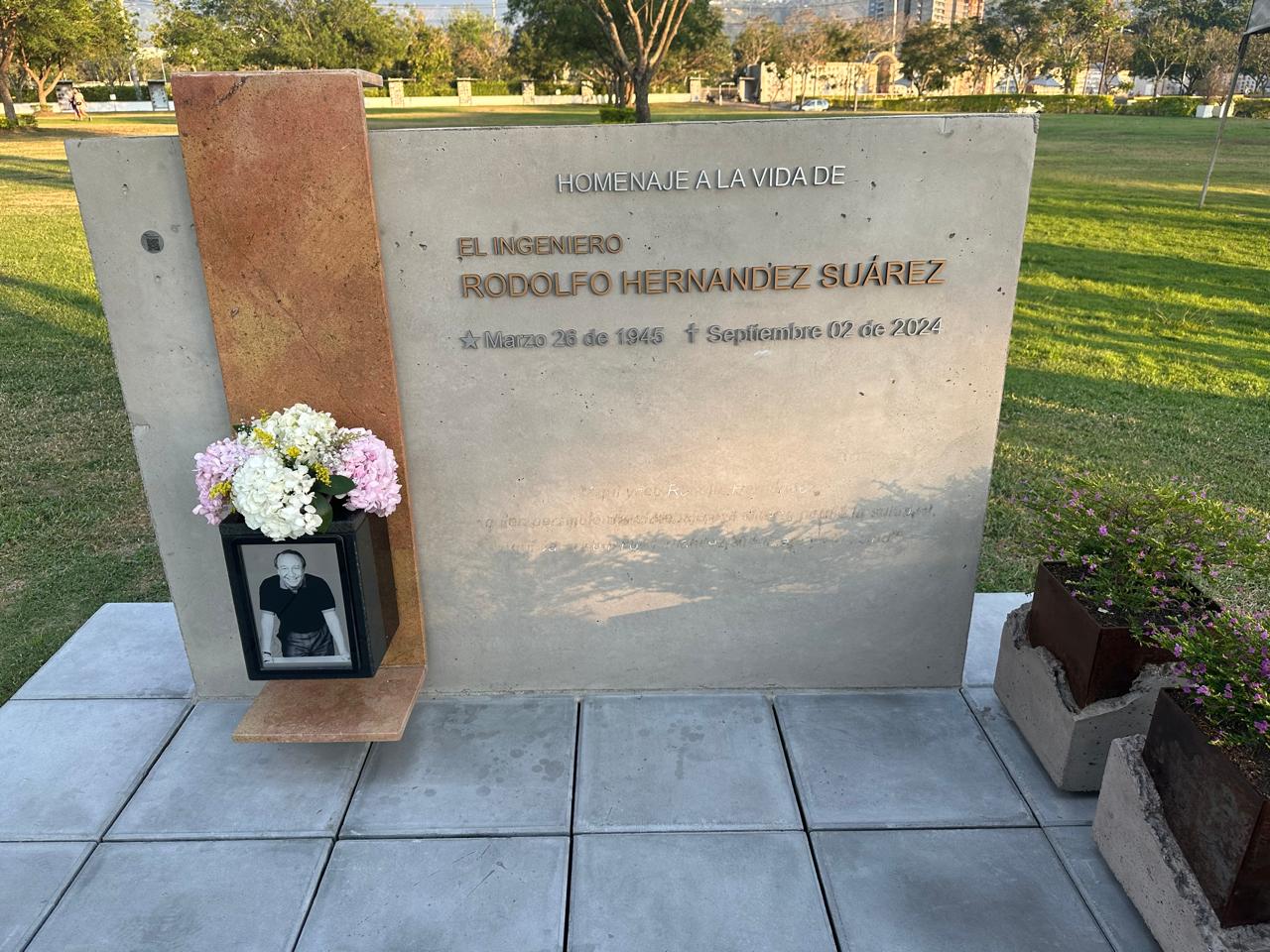 Fue robado el epitafio que estaba en la tumba de Rodolfo Hernández. Foto: Suministrada