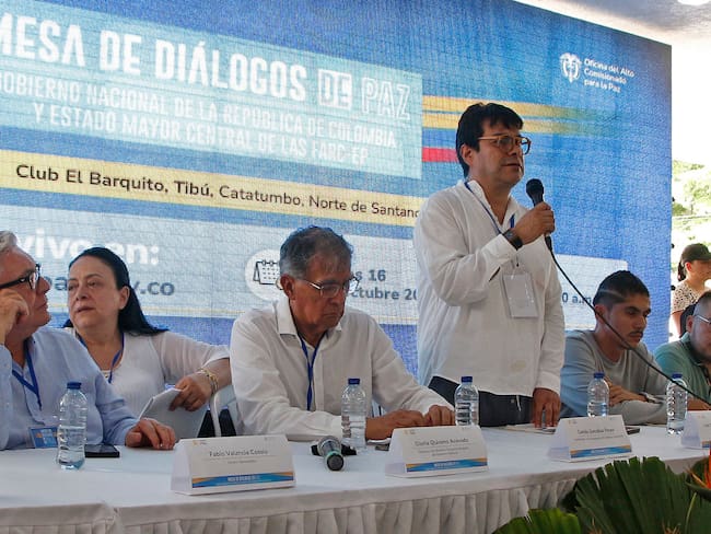 AME7893. TIBÚ (COLOMBIA), 16/10/2023.- Camilo González (c), coordinador delegado por el Gobierno colombiano; Danilo Rueda (c-d), alto comisionado para la Paz de Colombia, y Andrey Avendaño (d), vocero de la delegación del Estado Mayor Central de FARC, participan hoy junto a otros representantes en la instalación de la mesa de diálogos de paz en Tibú, Norte de Santander (Colombia). El Gobierno colombiano y el Estado Mayor Central (EMC), principal disidencia de las antiguas FARC, instalaron este lunes una mesa de diálogos de paz con la firma de un cese al fuego bilateral y el nombramiento de los delegados que intentarán llegar a un acuerdo para poner fin al conflicto armado. EFE/ Mario Caicedo