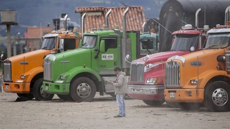 “Nos veremos avocados a parar nuestros vehículos porque ya los anticipos no nos alcanzan, ni para terminar los viajes": dice Medrano.. Foto: Colprensa