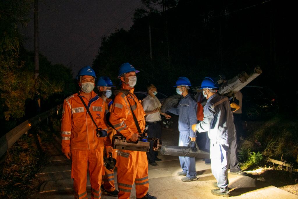 Los rescatistas en el accidente del avión Boeing 737-800NG que se estrelló en China. (Photo by He Huawen/VCG via Getty Images)