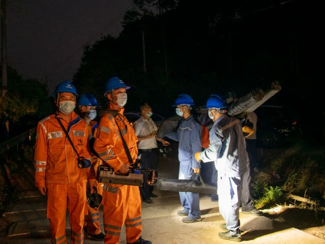 Los rescatistas en el accidente del avión Boeing 737-800NG que se estrelló en China. (Photo by He Huawen/VCG via Getty Images)