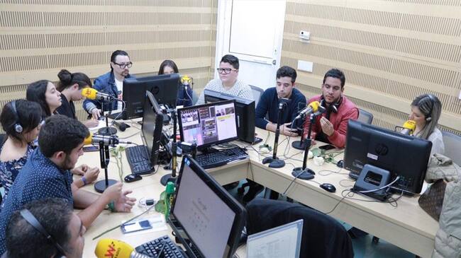 Líderes estudiantiles visitan la cabina de La W Radio. Foto: La WCon Vicky Dávila