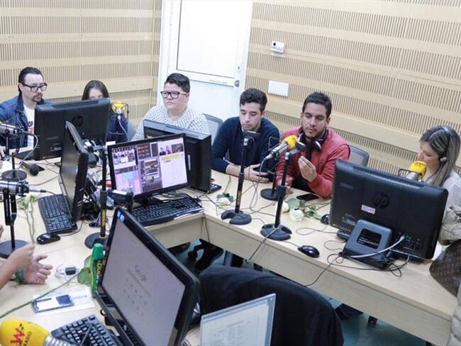 Líderes estudiantiles visitan la cabina de La W Radio. Foto: La WCon Vicky Dávila