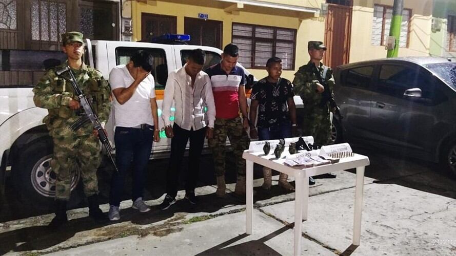 Una menor de edad que viajaba en el vehículo fue dejada a disposición del Instituto Colombiano de Bienestar Familiar. Foto: Ejército