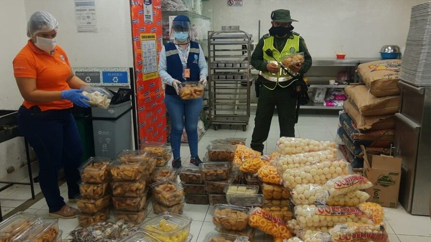 En el procedimiento también inspeccionaron otros comestibles. Foto: Alcaldía de Santa Marta