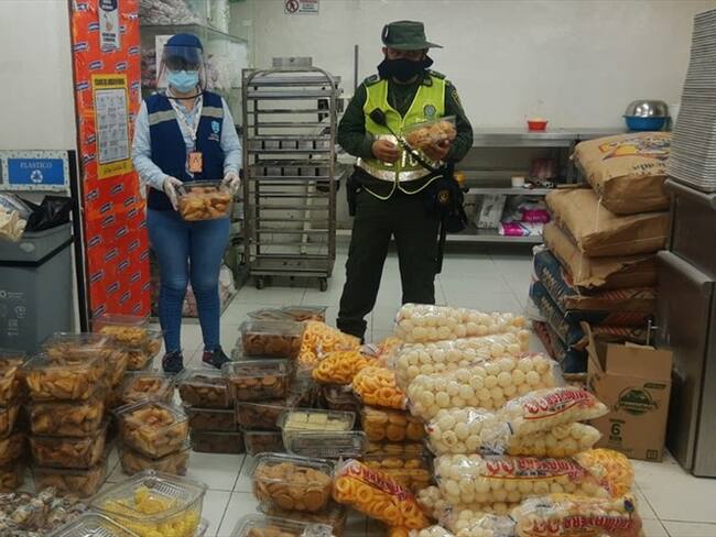 En el procedimiento también inspeccionaron otros comestibles. Foto: Alcaldía de Santa Marta