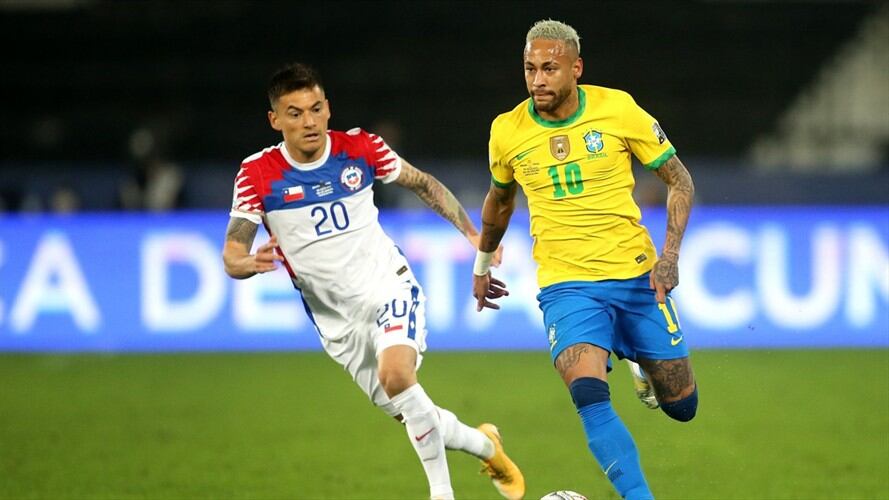 Charles Aranguiz y Neymar Jr en Copa América 2021. Foto: MB Media/Getty Images