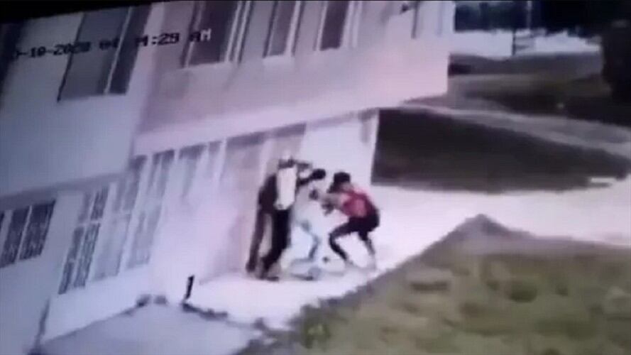 José Reynel Perdomo, de 31 años de edad, se dirigía a la casa de sus padres en el barrio Aures 1, de la localidad de Suba, cuando fue abordado por tres atracadores. Foto: Captura de video