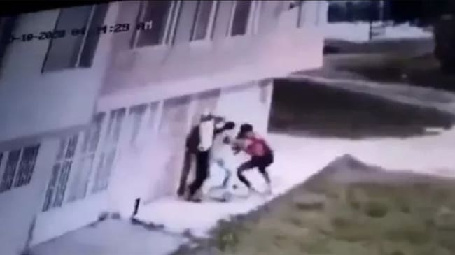 José Reynel Perdomo, de 31 años de edad, se dirigía a la casa de sus padres en el barrio Aures 1, de la localidad de Suba, cuando fue abordado por tres atracadores. Foto: Captura de video