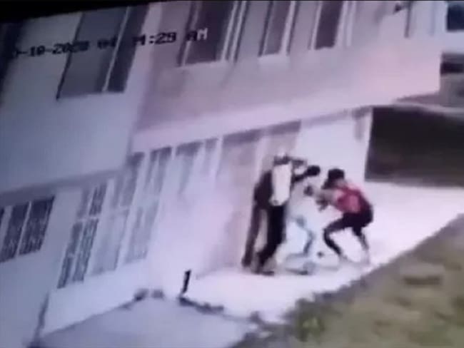 José Reynel Perdomo, de 31 años de edad, se dirigía a la casa de sus padres en el barrio Aures 1, de la localidad de Suba, cuando fue abordado por tres atracadores. Foto: Captura de video