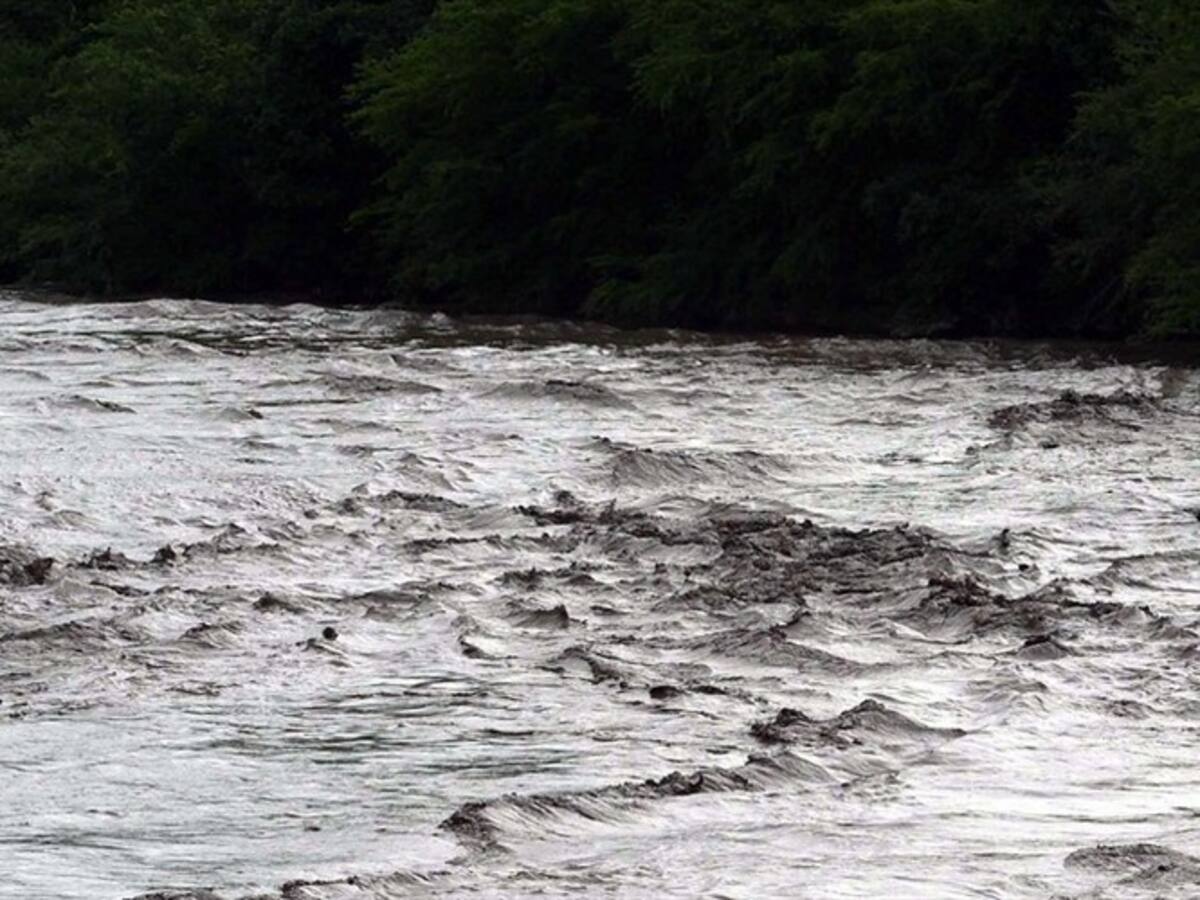 Rescatistas buscan a joven arrastrado por la corriente del río Cali