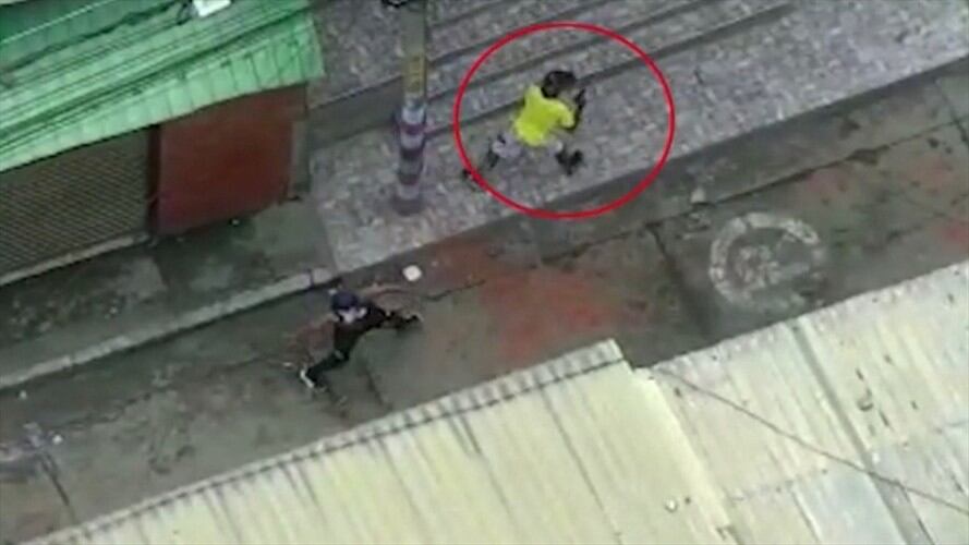 Hombre que disparó contra agente del Esmad en protestas en Yumbo fue capturado. Foto: Captura de video