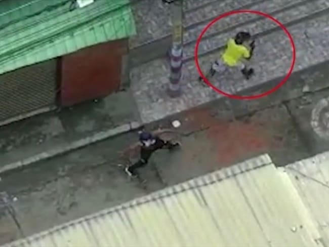 Hombre que disparó contra agente del Esmad en protestas en Yumbo fue capturado. Foto: Captura de video