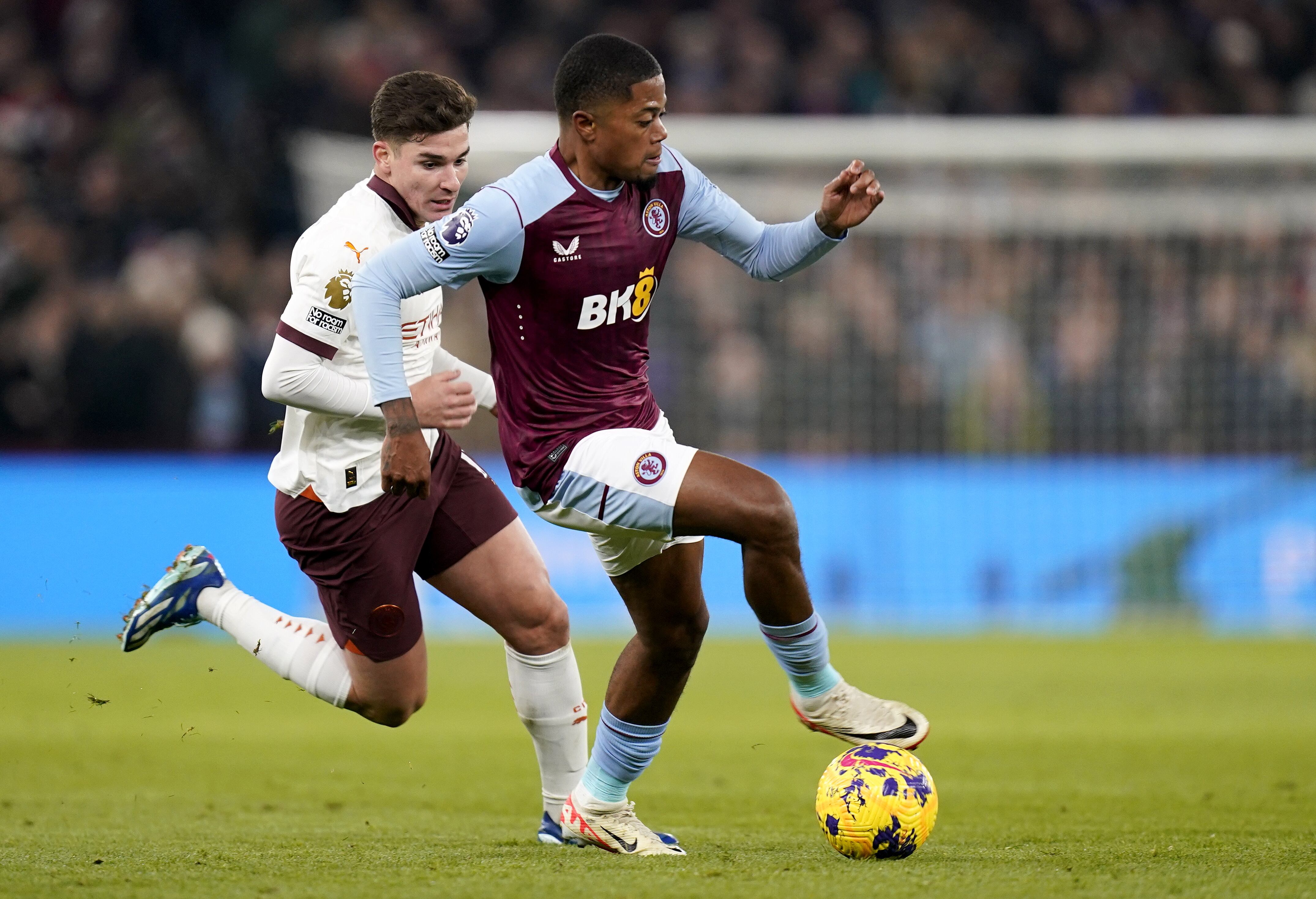 Birmingham (United Kingdom), 06/12/2023.- Leon Bailey (R) of Aston Villa in action against Julian Alvarez of Manchester City during the English Premier League match between Aston Villa and Manchester City in Birmingham, Britain, 06 December 2023. (Reino Unido) EFE/EPA/TIM KEETON EDITORIAL USE ONLY. No use with unauthorized audio, video, data, fixture lists, club/league logos, 'live' services or NFTs. Online in-match use limited to 120 images, no video emulation. No use in betting, games or single club/league/player publications.