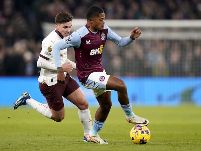 Birmingham (United Kingdom), 06/12/2023.- Leon Bailey (R) of Aston Villa in action against Julian Alvarez of Manchester City during the English Premier League match between Aston Villa and Manchester City in Birmingham, Britain, 06 December 2023. (Reino Unido) EFE/EPA/TIM KEETON EDITORIAL USE ONLY. No use with unauthorized audio, video, data, fixture lists, club/league logos, &#039;live&#039; services or NFTs. Online in-match use limited to 120 images, no video emulation. No use in betting, games or single club/league/player publications.