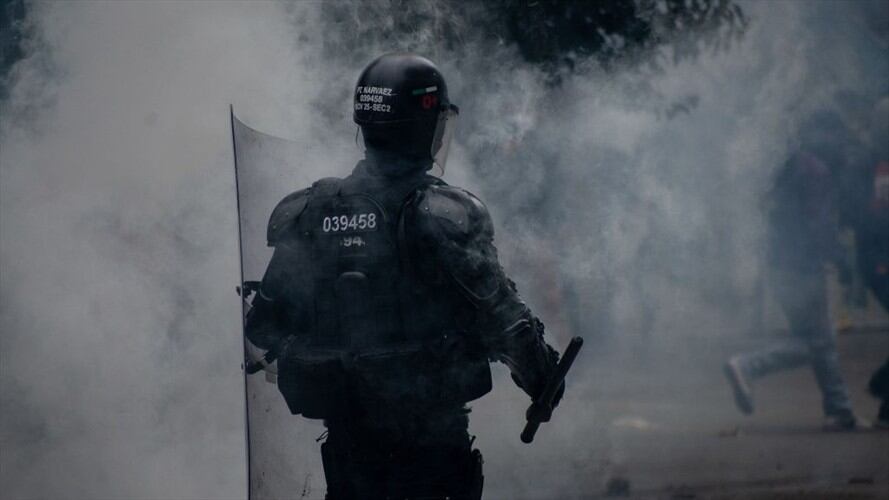 La Policía informó que gracias a la protección del uniforme, el policía del ESMAD no sufrió ninguna lesión en su rostro. Foto: Getty Images / VANESSA JIMENEZ