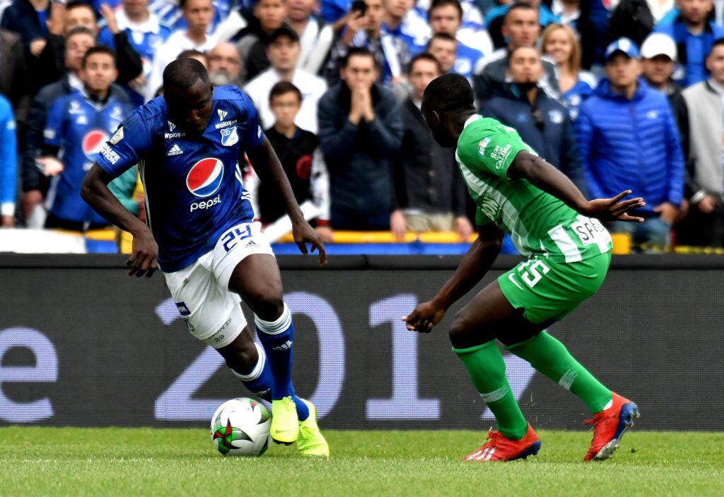 BOGOTA, COLOMBIA - MARCH 09: Eliser Quiñones of Millonarios vies for the ball with Deiver Machado of Atletico Nacional in Bogota, Colombia. (Photo by Vizzor Image/Getty Images)