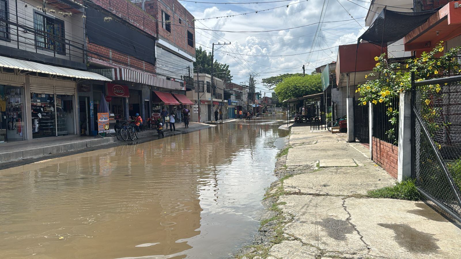 Las precipitaciones han provocado la inundación de vías y viviendas debido al colapso de un sistema de alcantarillado obsoleto. Foto: cortesía Alcaldía de Candelaria.