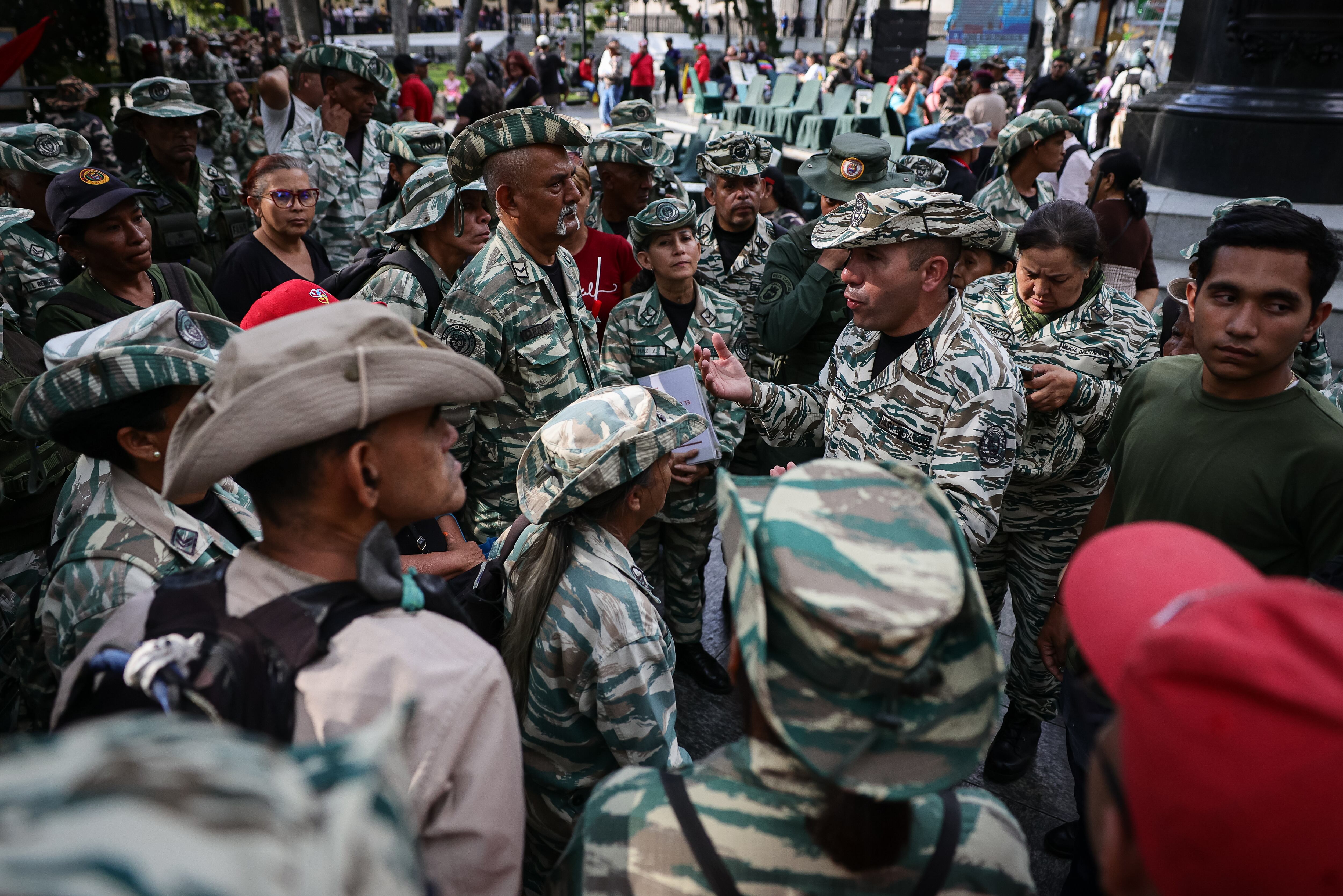 Efectivos militares instruyendo a milicianos y grupos chavistas sobre el uso de armas. Foto: Jesus Vargas/Getty Images