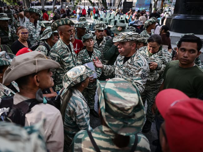 Efectivos militares instruyendo a milicianos y grupos chavistas sobre el uso de armas. Foto: Jesus Vargas/Getty Images