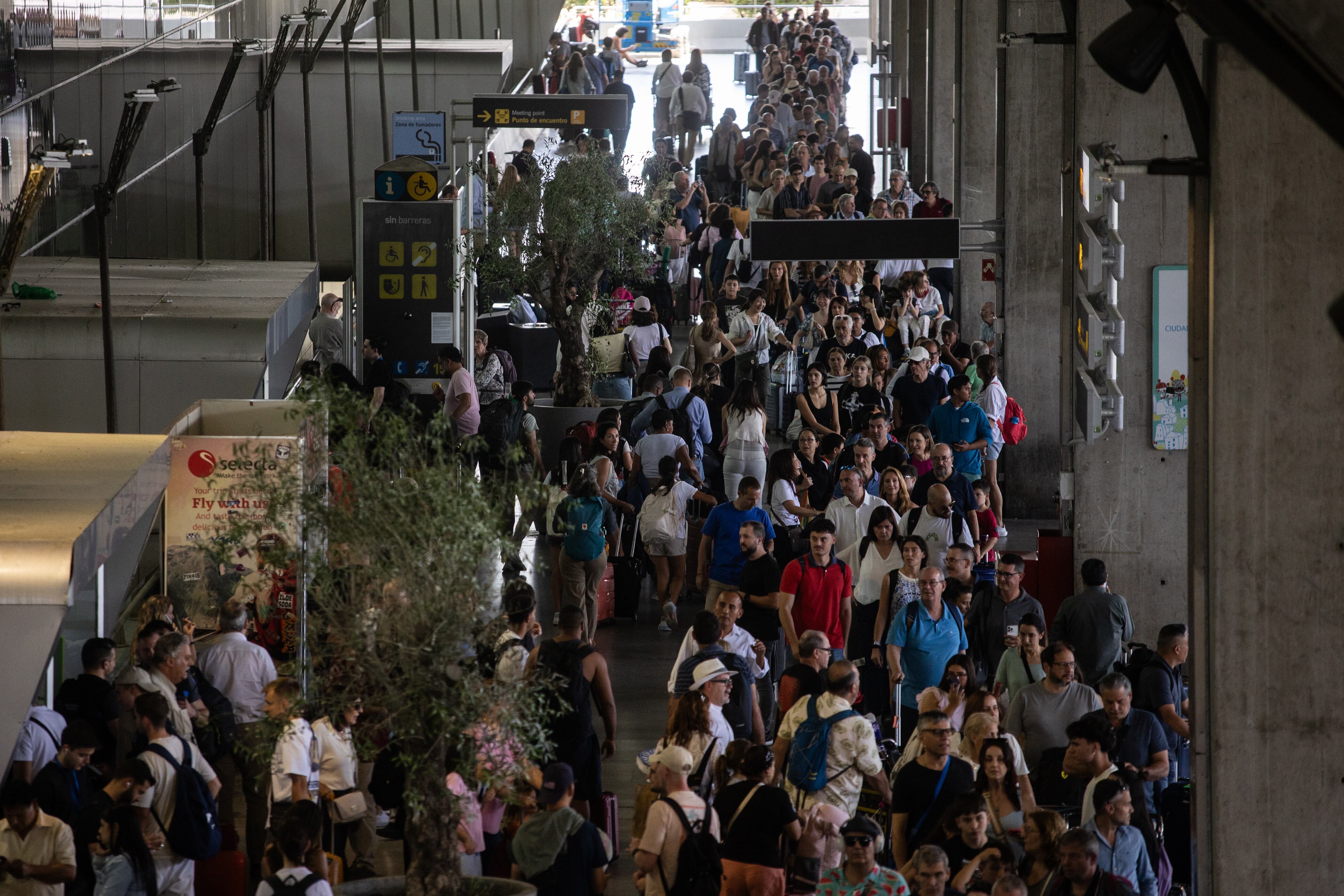 Cientos de personas esperan en el aeropuerto de Madrid. Alejandro Martinez Velez/Europa Press via Getty Images