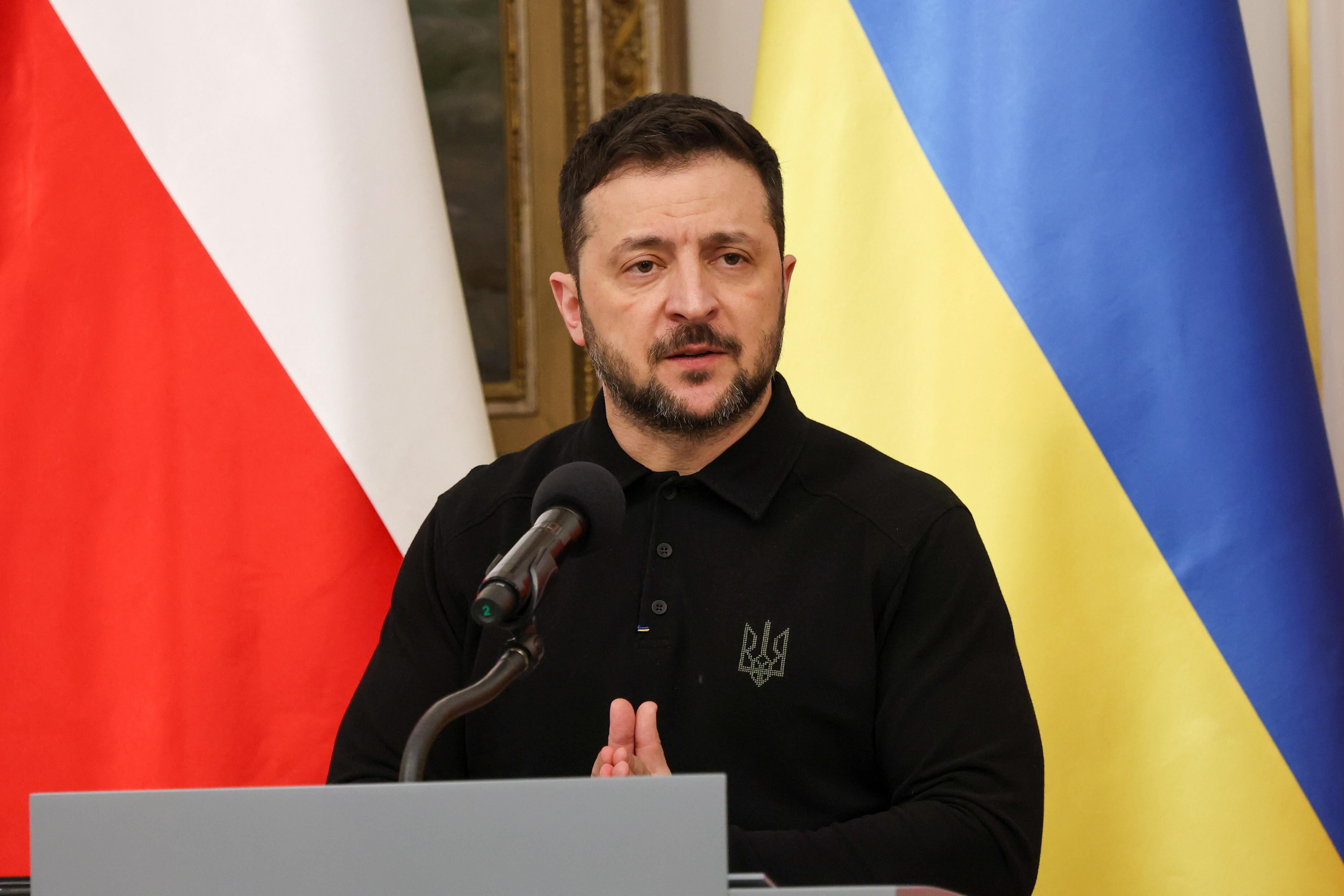 Varsovia (Polonia), 15/01/2025.- El presidente ucraniano, Volodímir Zelenski, habla durante una rueda de prensa conjunta con el presidente polaco, Andrzej Duda, tras su reunión en el Palacio Belweder.