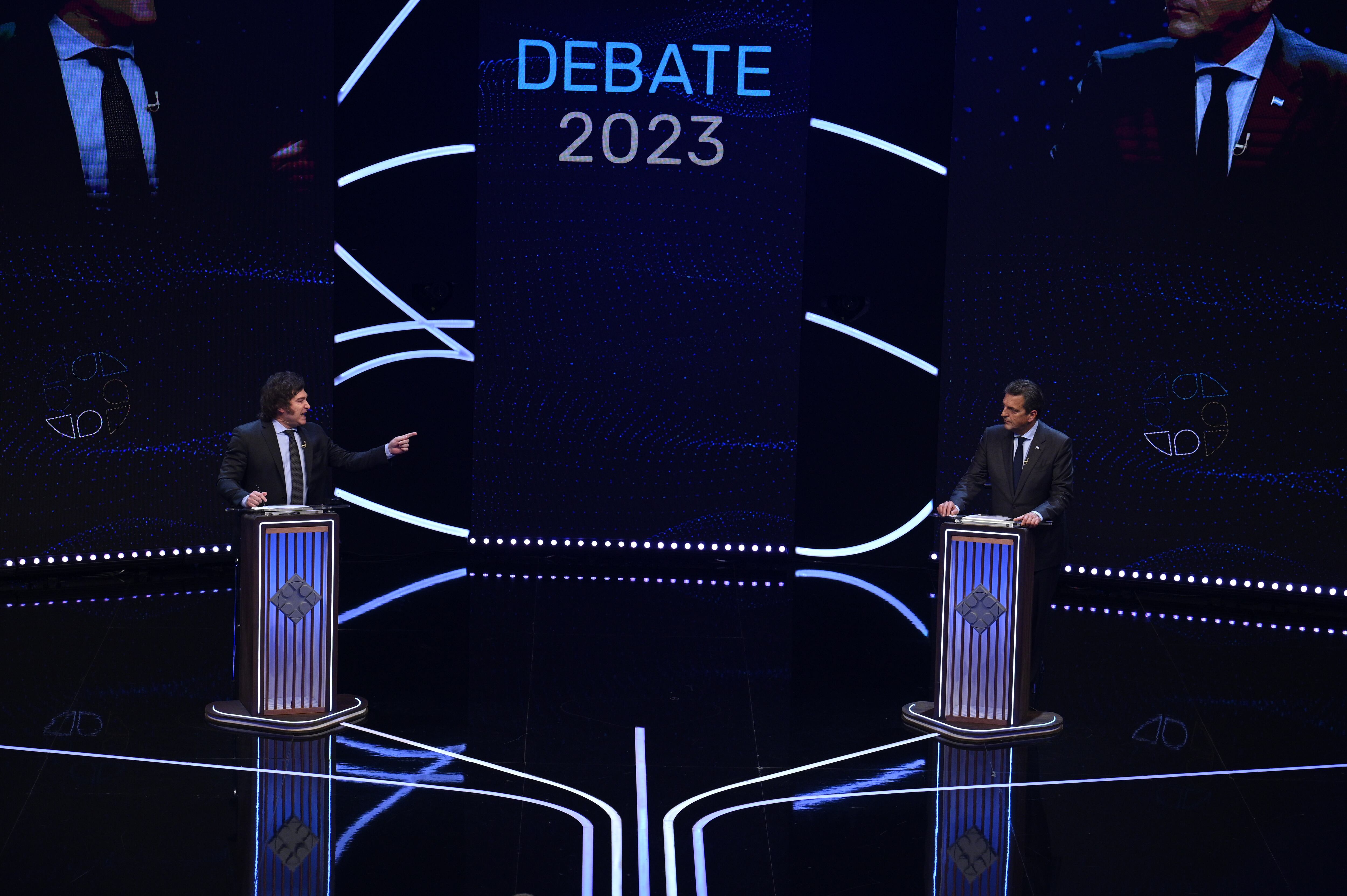 AME6281. BUENOS AIRES (ARGENTINA), 12/11/2023.- Los candidatos a la Presidencia argentina, el oficialista Sergio Massa (der.) y el libertario Javier Milei, participan en un debate presidencial, hoy la Facultad de Derecho de la Universidad de Buenos Aires (UBA) en Buenos Aires (Argentina). A falta de una semana para la celebración de la segunda vuelta presidencial (balotaje), que tendrá lugar el domingo 19 de noviembre, Massa y Milei hablaron sobre economía, relaciones de Argentina con el mundo y educación y salud, en el primer bloque; y producción y trabajo, seguridad, y derechos humanos y convivencia democrática, en el segundo. EFE/ Luis Robayo - AFP -POOL