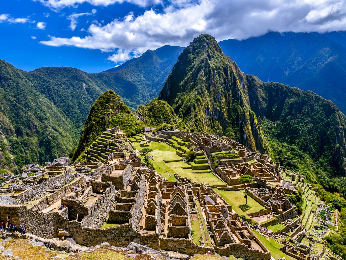 Al menos 17 heridos y turistas afectados por manifestaciones en la vía del tren a Machu Picchu