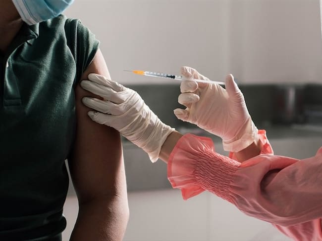 Imagen de referencia de vacunación contra la COVID-19. Foto: Getty Images / Karl Tapales